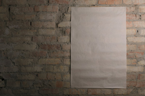 旧砖墙上的空白垂直海报。设计空间图片下载