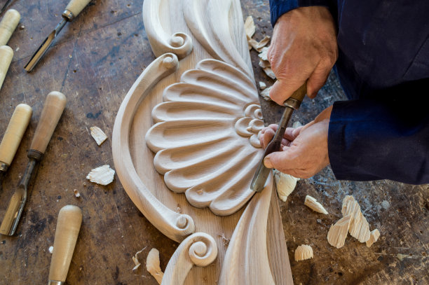 手工雕刻的木头。图片下载