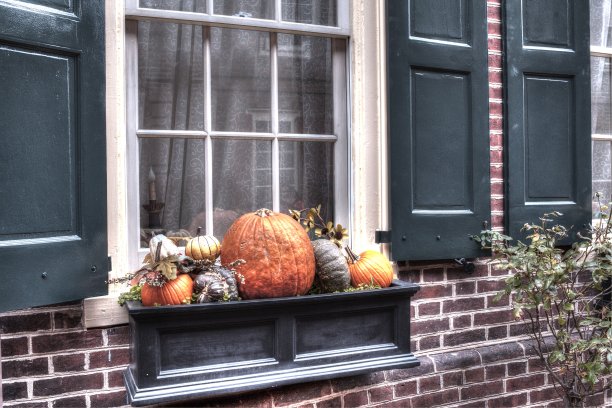 万圣节装饰窗在旧城，费城图片下载