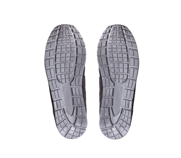 灰色鞋底的现代运动鞋。运动鞋孤立在白色背景上。图片下载