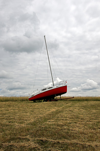 假水面上的帆船图片下载