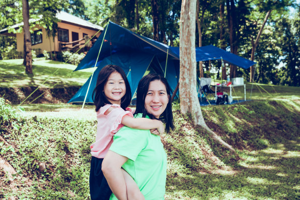 可爱的亚洲女儿和她妈妈骑在马背上。图片下载