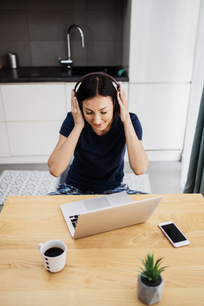 快乐的自由职业者在家工作图片下载