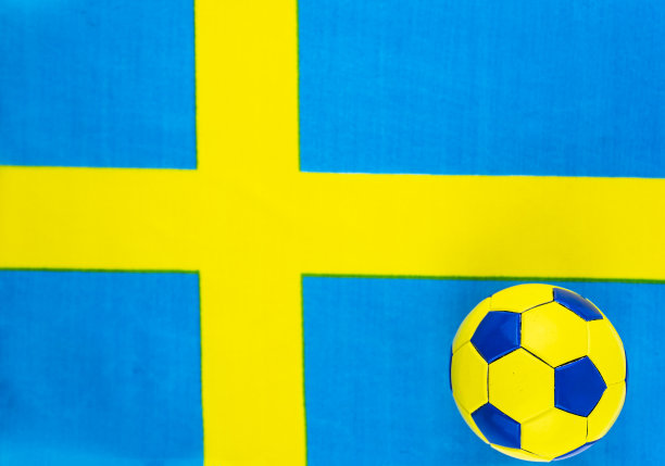 以瑞典国旗为背景的足球。图片下载