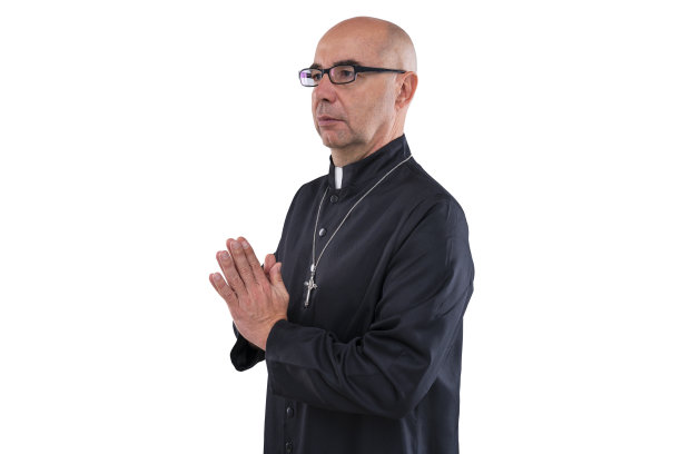 秃顶的牧师，戴着眼镜，法衣孤立在白色上图片下载