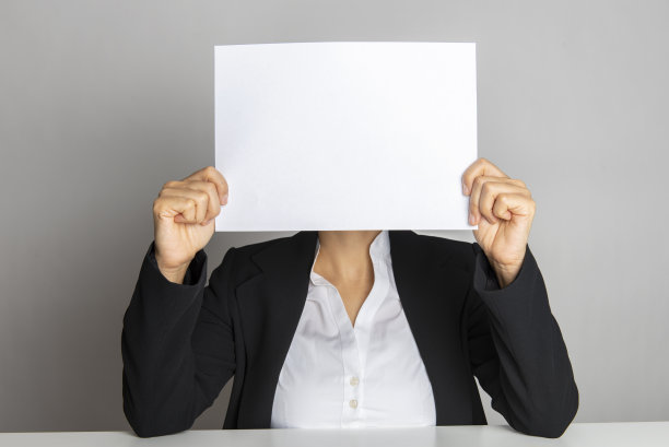 拿着纸的女商人图片下载