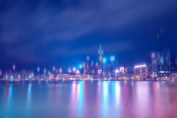 抽象的以城市为背景的彩色圆形散景。双重曝光图片下载