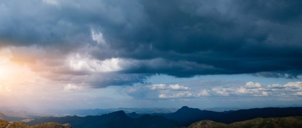 乌云密布的天空和云在山脉的背景图片下载