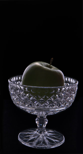 明亮的剪影的冰淇凌和水果玻璃与绿色苹果孤立在一个黑暗的背景。图片下载