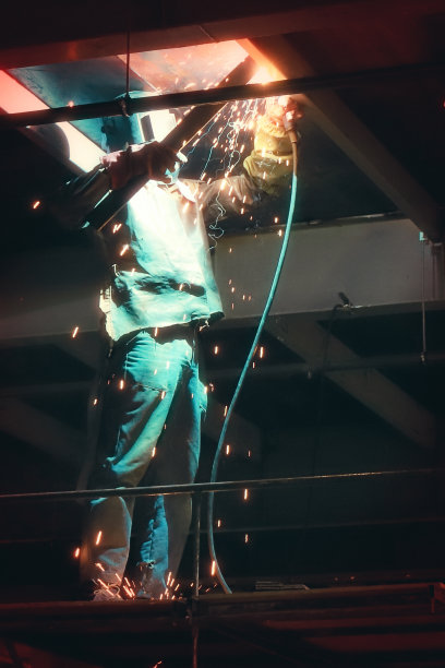 专业从事防护服和面罩焊接工业物体中的金属结构。图片下载