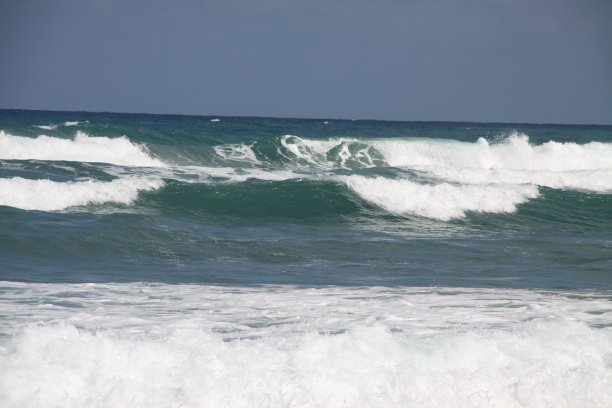 海滩上的勇浪图片下载