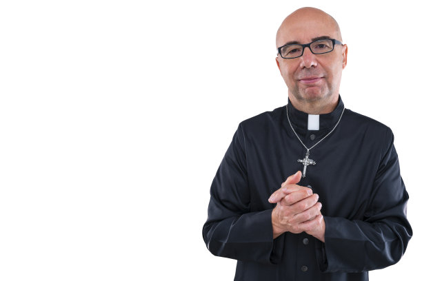 秃顶的牧师，戴着眼镜，法衣孤立在白色上图片下载