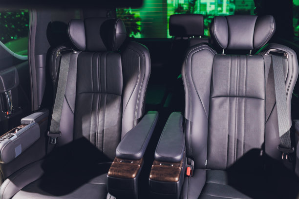 特写的黑色皮革后座与脚凳。现代汽车内饰。图片下载