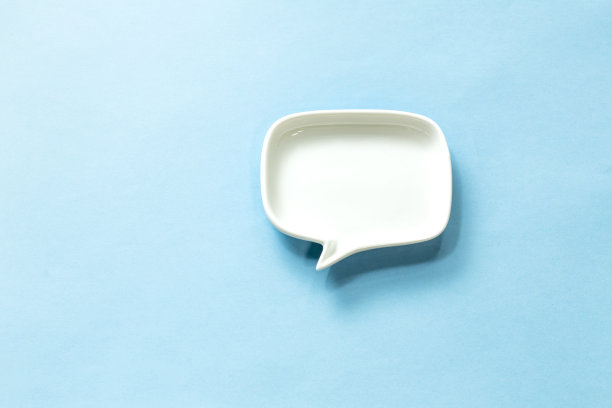 白色空白对话框语音气泡隔离在蓝色背景图片下载