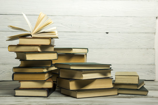 打开书，木桌上的精装书。回到学校。本空间图片下载