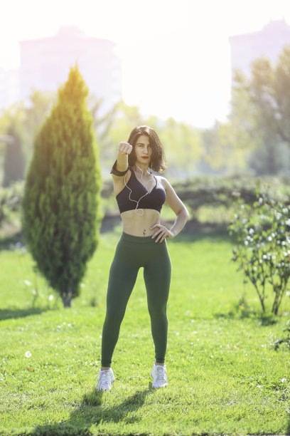 一个女人在公园里打拳的图片，拳击姿势图片下载