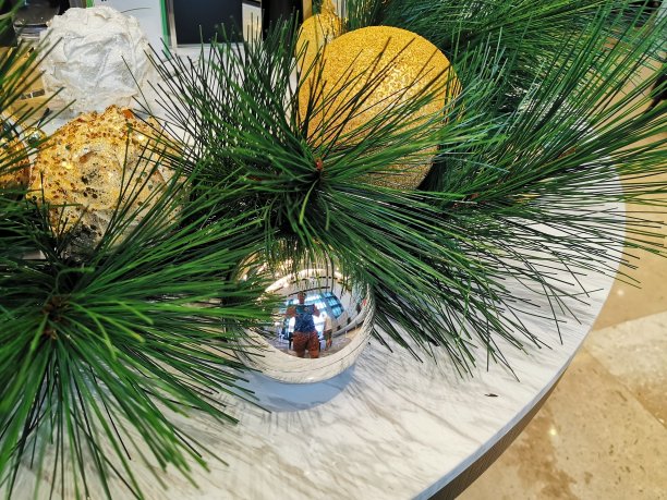 圣诞的装饰绿松叶和金饰内部节日喜庆图片下载