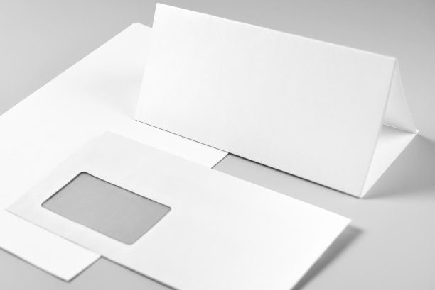 空白折叠纸，信纸头或传单，和信封在一叠纸图片下载