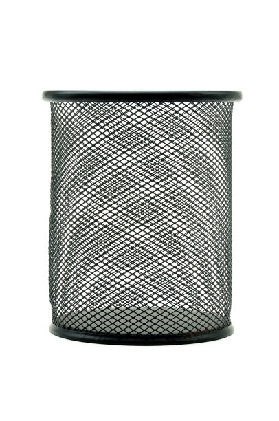白色背景的办公室废纸篓图片下载