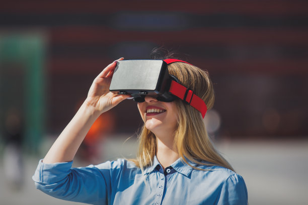 戴着VR眼镜的年轻女商人图片下载