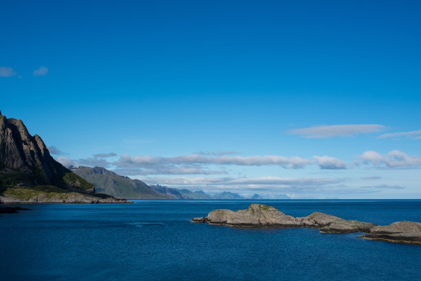 北方美丽的自然景观。风景优美的户外视图。有浪有山的海洋。大黑石头。戏剧性的乌云。极端天气，雨和风。探索挪威，夏日冒险图片下载