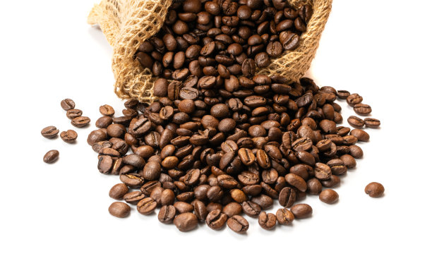 粗麻袋里的棕色咖啡豆在白色的背景下被隔离图片下载