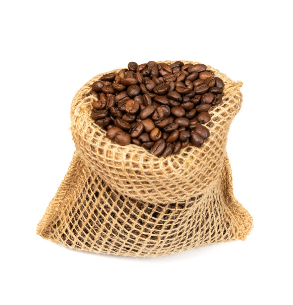 粗麻袋里的棕色咖啡豆在白色的背景下被隔离图片下载