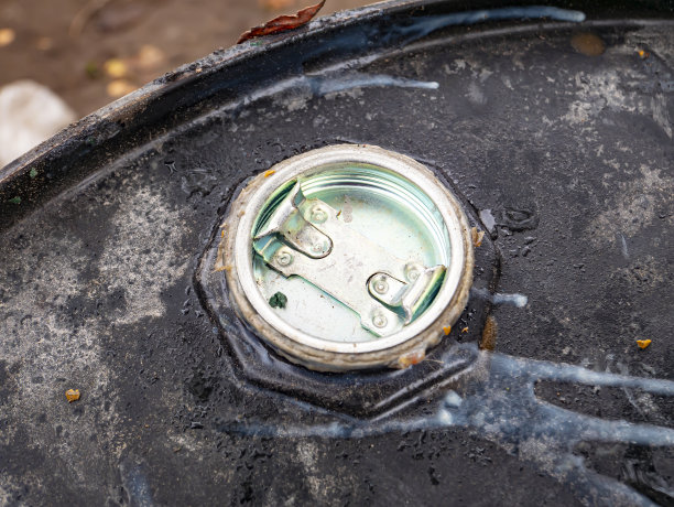 工业液体用黑铁桶。图片下载