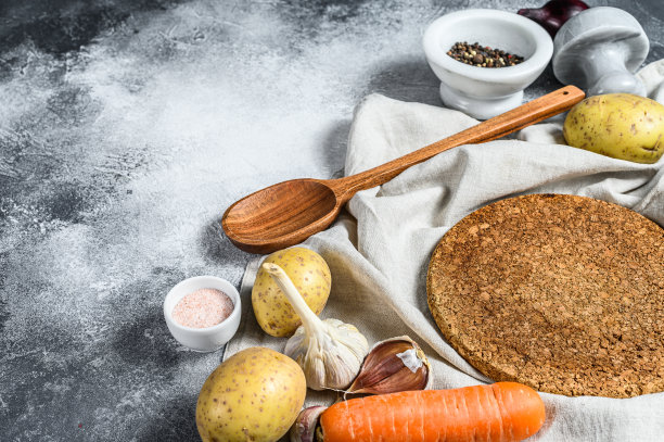 汤、蔬菜和香料的配料。煮汤的概念。前视图。空间的文本。图片下载