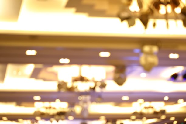 吊灯的灯光悬挂在厅堂内，图像模糊背景图片下载