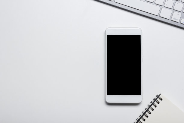 办公桌旁摆着办公用品。平整办公场所及物品。前视图。文本复制空间图片下载