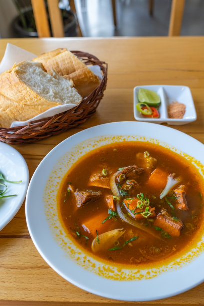 美味的越南炖牛肉放在白色盘子上的垂直照片图片下载