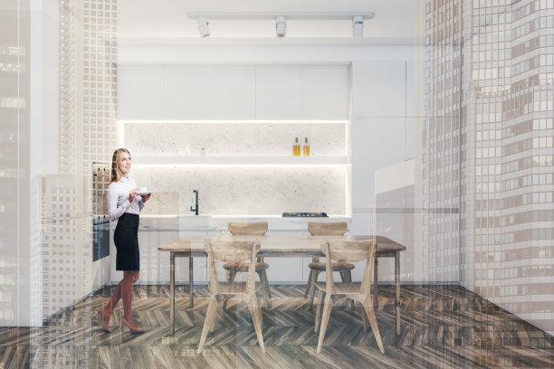 金发女人在白色的厨房和桌子图片下载