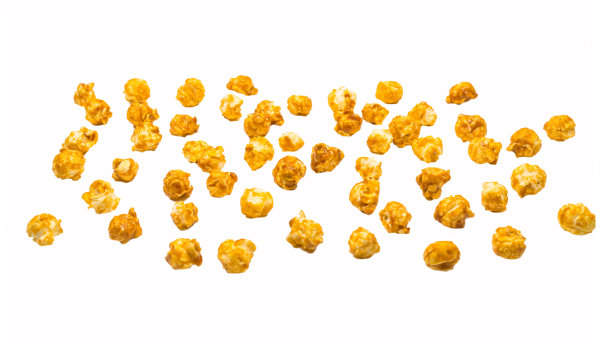 焦糖爆米花孤立在白色背景。图片下载