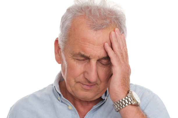 那位老人头痛。患者在白色背景下隔离。图片下载