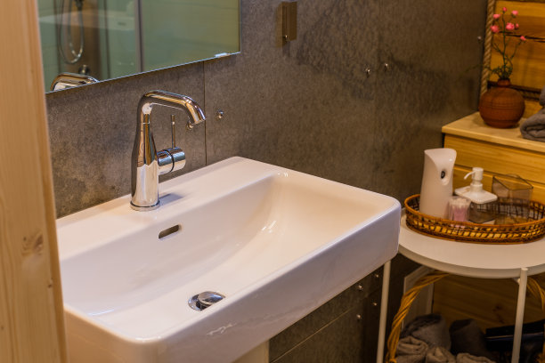 洗脸盆在浴室里。现代室内设计图片下载