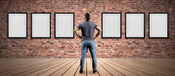 年轻人站在一旁看，用砖墙脏旧的质感和木地板挑了一个相框图片下载