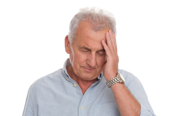 那位老人头痛。患者在白色背景下隔离。图片下载