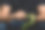 男人穿着黑色衬衫和牛仔裤戴摩托车安全手套图片下载