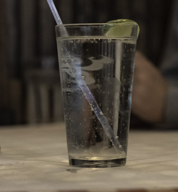 一杯水与冰在餐厅背景。图片下载