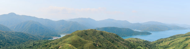 美丽的全景景观，乡村山和海洋在西贡，香港，秋天图片下载