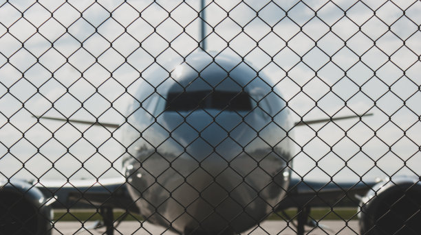 机场围栏和飞机在后面图片下载