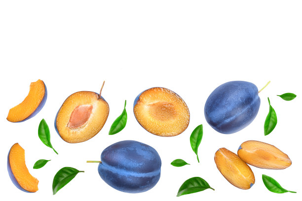 新鲜的青梅和半叶孤立在白色背景与复制空间为您的文本。前视图。平躺图片下载