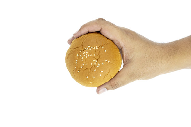 一个男人的手拿着面包孤立在白色背景与剪切路径。图片下载