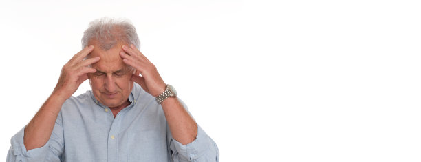 一个老人正捂着头做鬼脸——头痛。图片下载