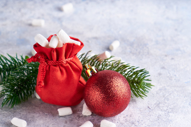 圣诞红包与甜棉花糖和冷杉枝在光的背景，圣诞和新年的概念。本空间图片下载