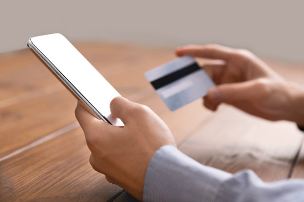 男人手里拿着黑屏手机和信用卡图片下载
