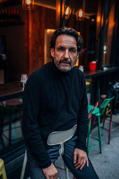 成年男子穿着休闲服装的肖像图片下载