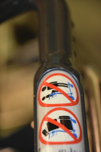 手推车使用引导标志图片下载