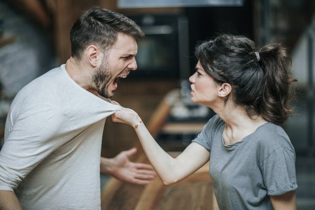 一对好斗的夫妇在为家里的问题争吵。图片下载